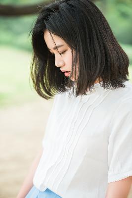 年轻的女孩在办公室推荐香水